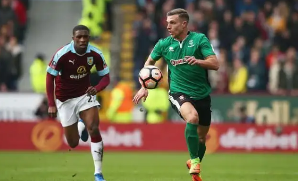 [中超]维塔尔任意球直接攻门 完美弧线直挂死角